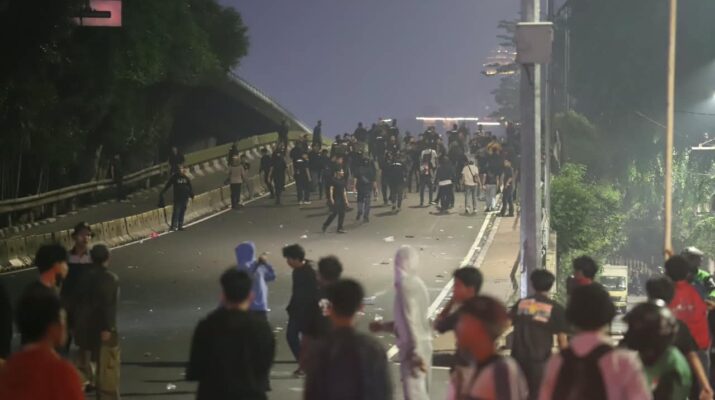 Demo 27 Agustus Berujung Bentrok, Massa Kuasai Flyover Slipi dan Serang Aparat