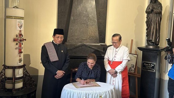 Putri Mahkota Victoria Kagumi Harmoni Istiqlal dan Katedral dalam Kunjungan di Jakarta